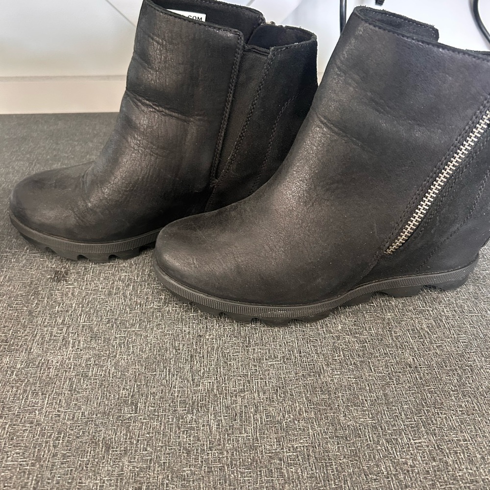 Stylish Tan and Black Ankle Boots - Picture 3 of 6